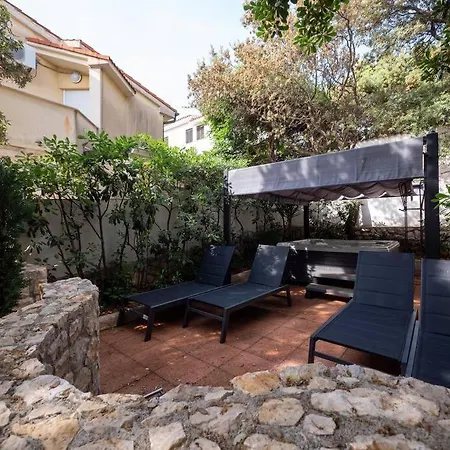 Holiday home Quaint 2 Bedroom *