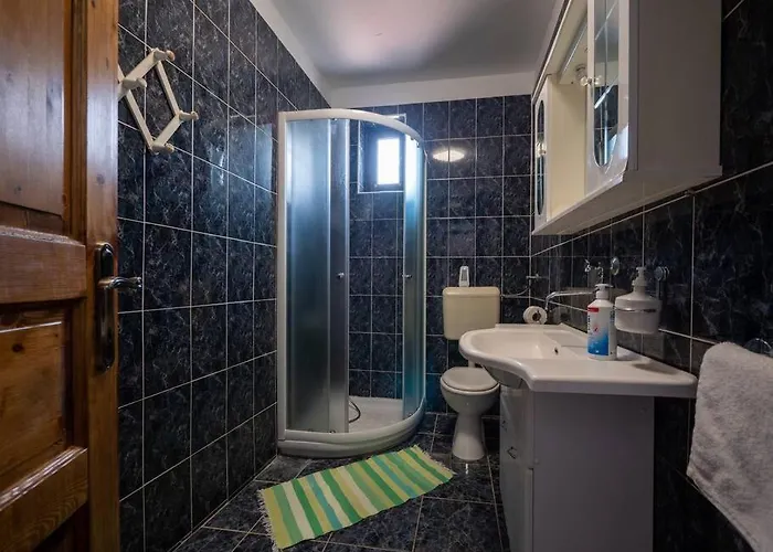 Quaint 2 Bedroom *