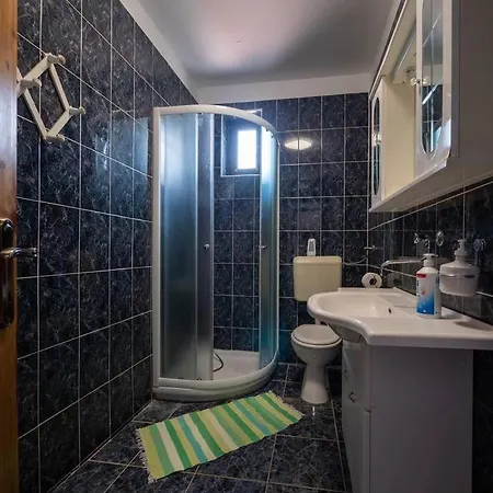 Quaint 2 Bedroom *